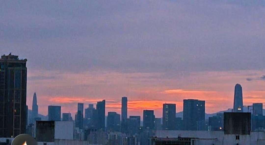 这是今天清晨五点半深圳的即时风景，看到了朝霞，感觉今天天气应该不错。昨天上午带孩