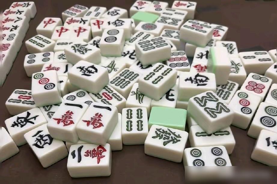 别再信五人红中麻将“热闹不伤财”的鬼话。
巷口牌馆的张姐，上周刚被馆主拉进五人