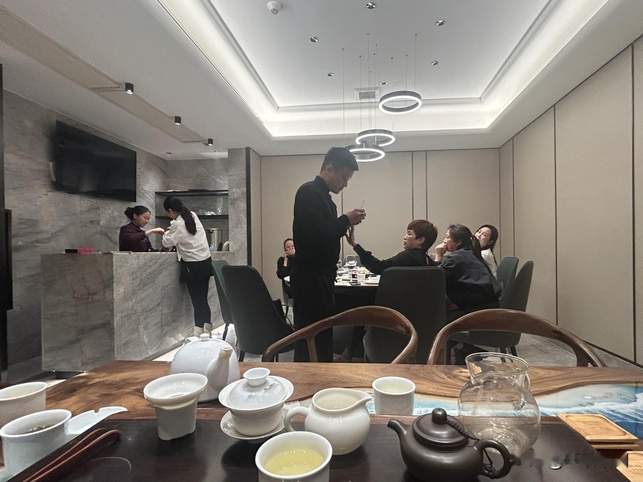 “话一讲得清，牛肉可敬神”
前些年的一个深夜，我独自驾车欣赏厦门的夜景，转进一条