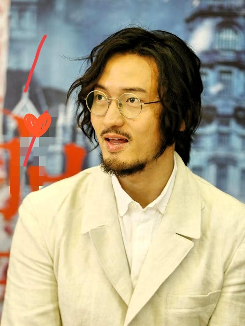 他拿奖了，手在抖，眼没光，嘴没说啥。
别人哭着喊感谢，他抠着奖杯像在数纹路。
可