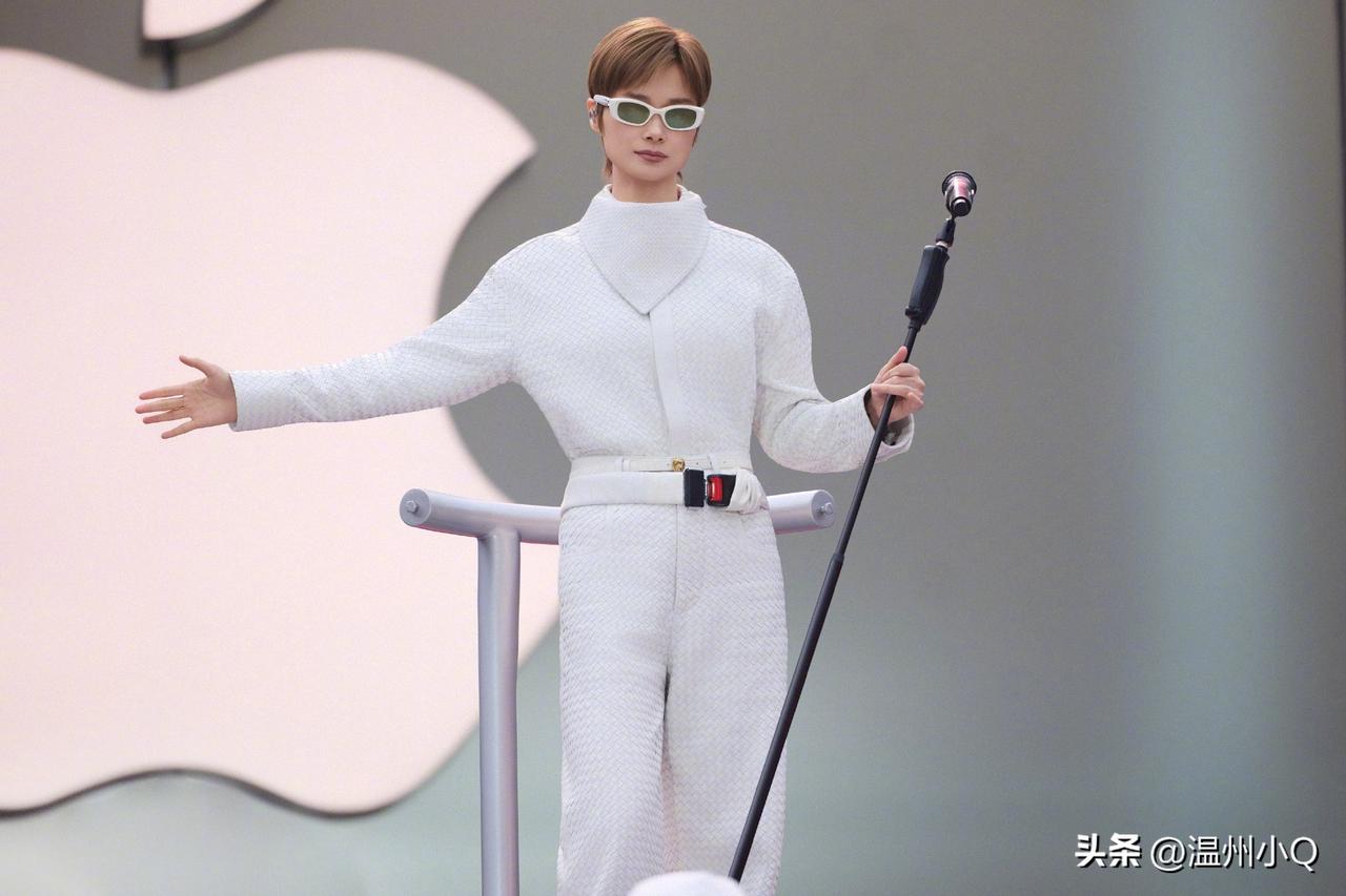 李宇春作为Apple 50周年特邀艺术家，在家乡成都出席苹果庆典活动，并和苹果C