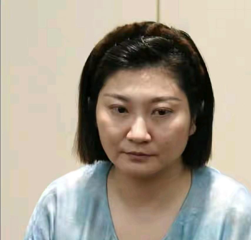 说实话王暖暖千不该万不该走上网红直播的路，当初大家是因为同情她的遭遇关注她支持她