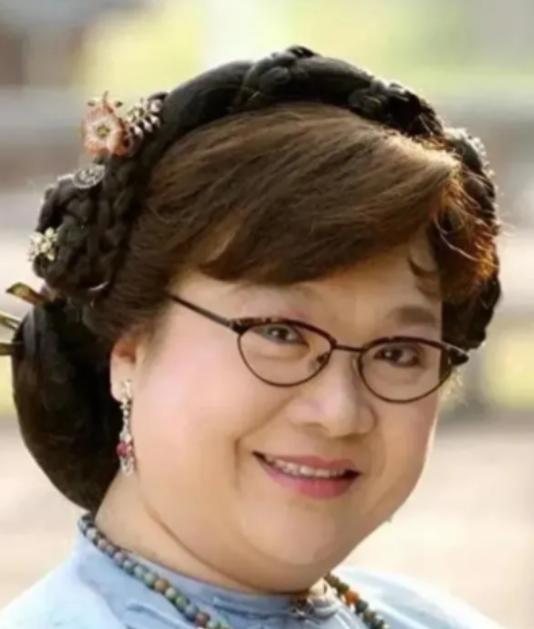 2008年，沈殿霞在奄奄一息之际突然清醒过来，女儿郑欣宜紧张地问她还有什么事情要