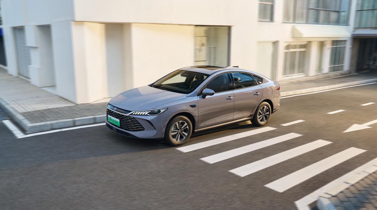 感觉迪子这次，把车主心里的“小算盘”都给实现了！
因为别家混动车纯电续航刚过10