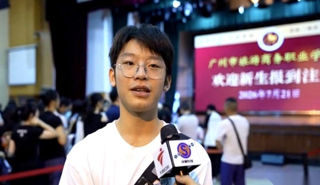 681分！在广州中考考出681分！
结果这15岁的半大伙子，扭头去报了个中专，学