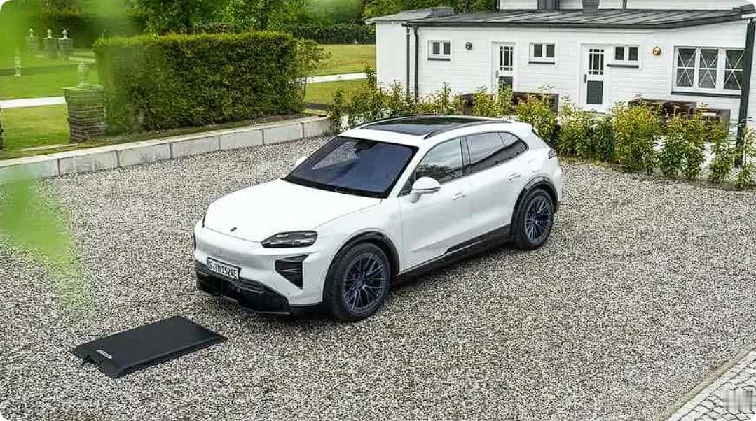 全新电动2027款保时捷Cayenne Electric配备全新无线充电功能。该