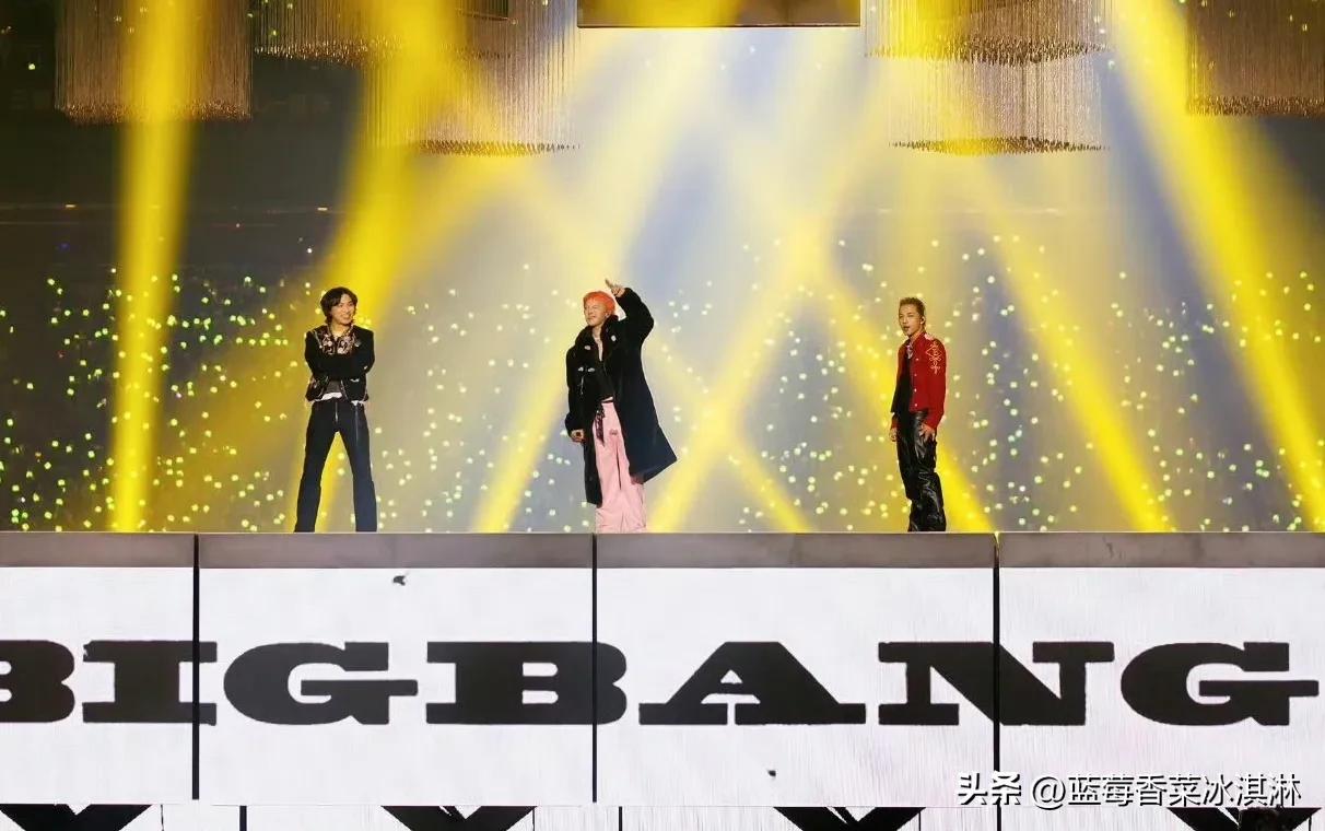 Bigbang也从以前的五个人变成现在的三个人了，虽然年纪都不小了，但是表演状态