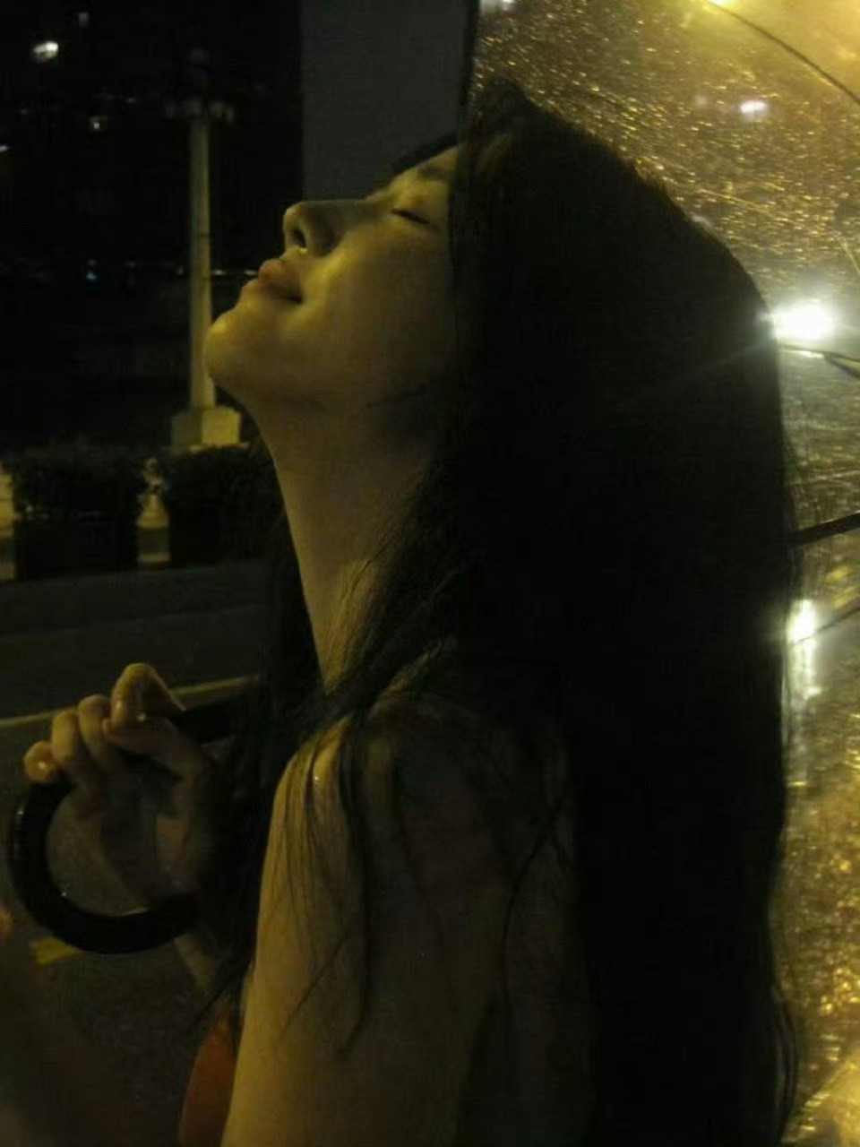 卢昱晓雨夜氛围感大片谁还没被卢昱晓这组雨夜大片美到啊！氛围感直接封神，每一帧都好
