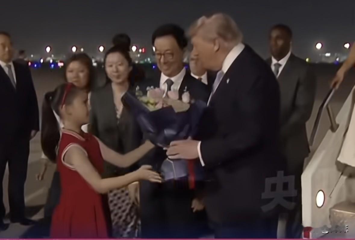 在今晚的迎接仪式中，最令我感动的不是整齐划一的仪仗队，也不是现场热情的欢迎人群，