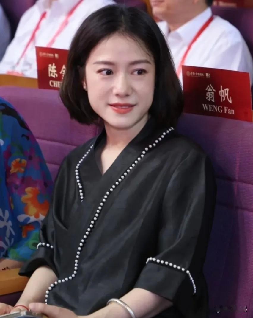 翁帆现在好漂亮啊，气质特别好，我不说的话你能看出来她50岁了吗？说是30岁都不过