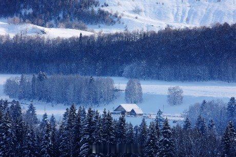 【雪乡阿勒泰】冬日的阿勒泰被厚厚的冰雪覆盖，缺了游人的热捧，稍显落寞。可如果你此