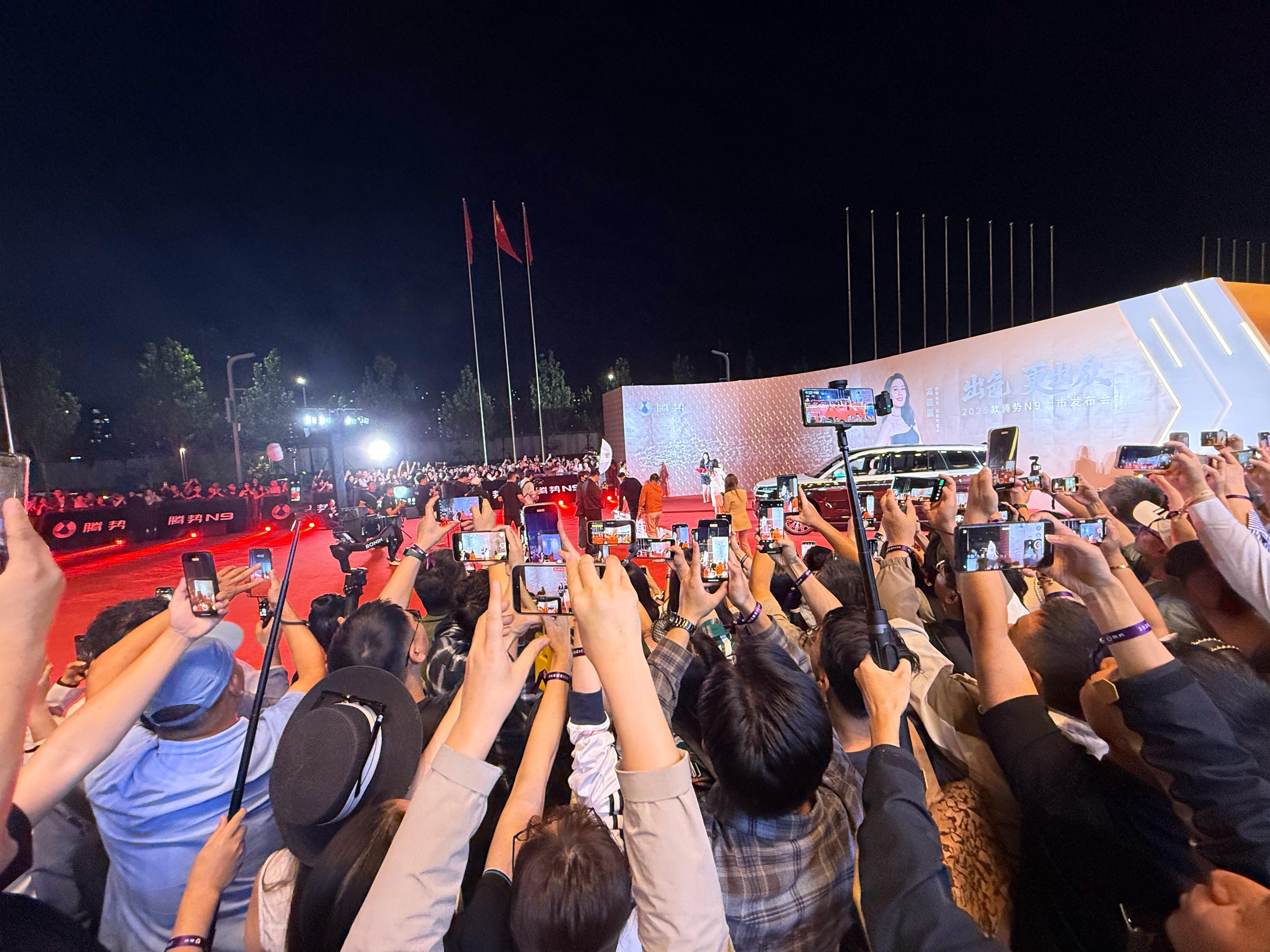高圆圆出场，发现已经围了五六层，比的就是谁更高[笑cry]双拼色的腾势N9真的尊
