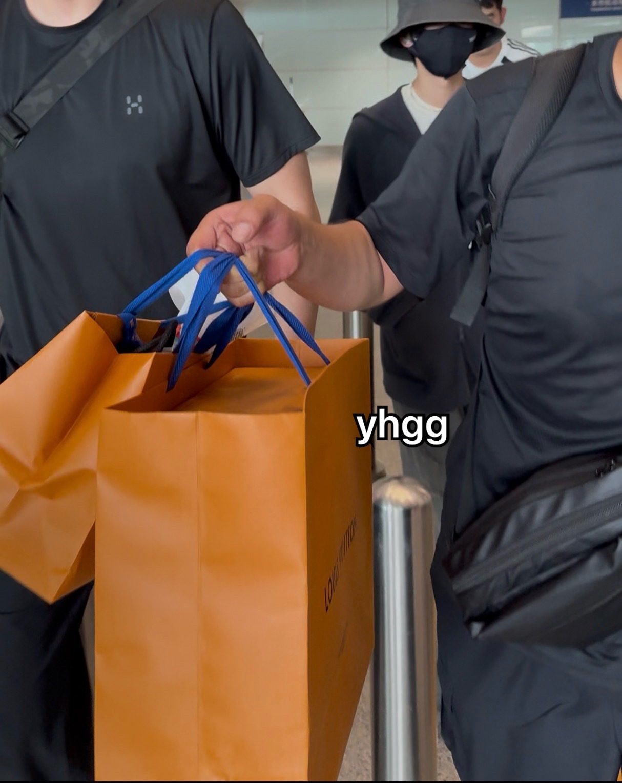 我他吗看到爷爷提着大包小包的lv就笑的好…… 