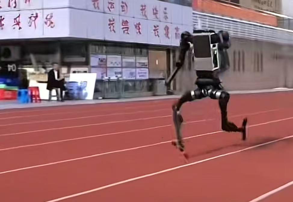 宇树的机器人跑出了10米每秒的好成绩，这样的速度堪比博尔特，并且也已经是接近了人