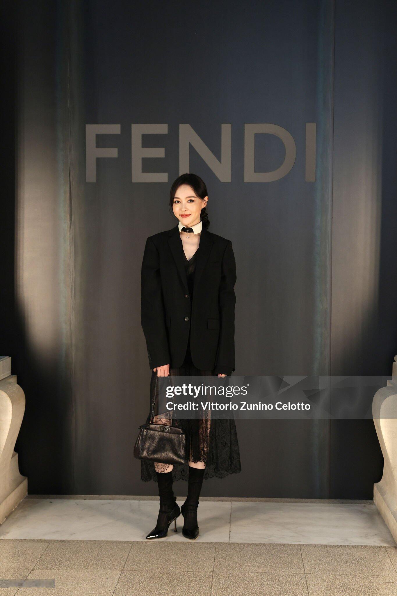 唐嫣身旁是坐的是担任LVMH时尚集团（Fashion Group）董事长兼CEO