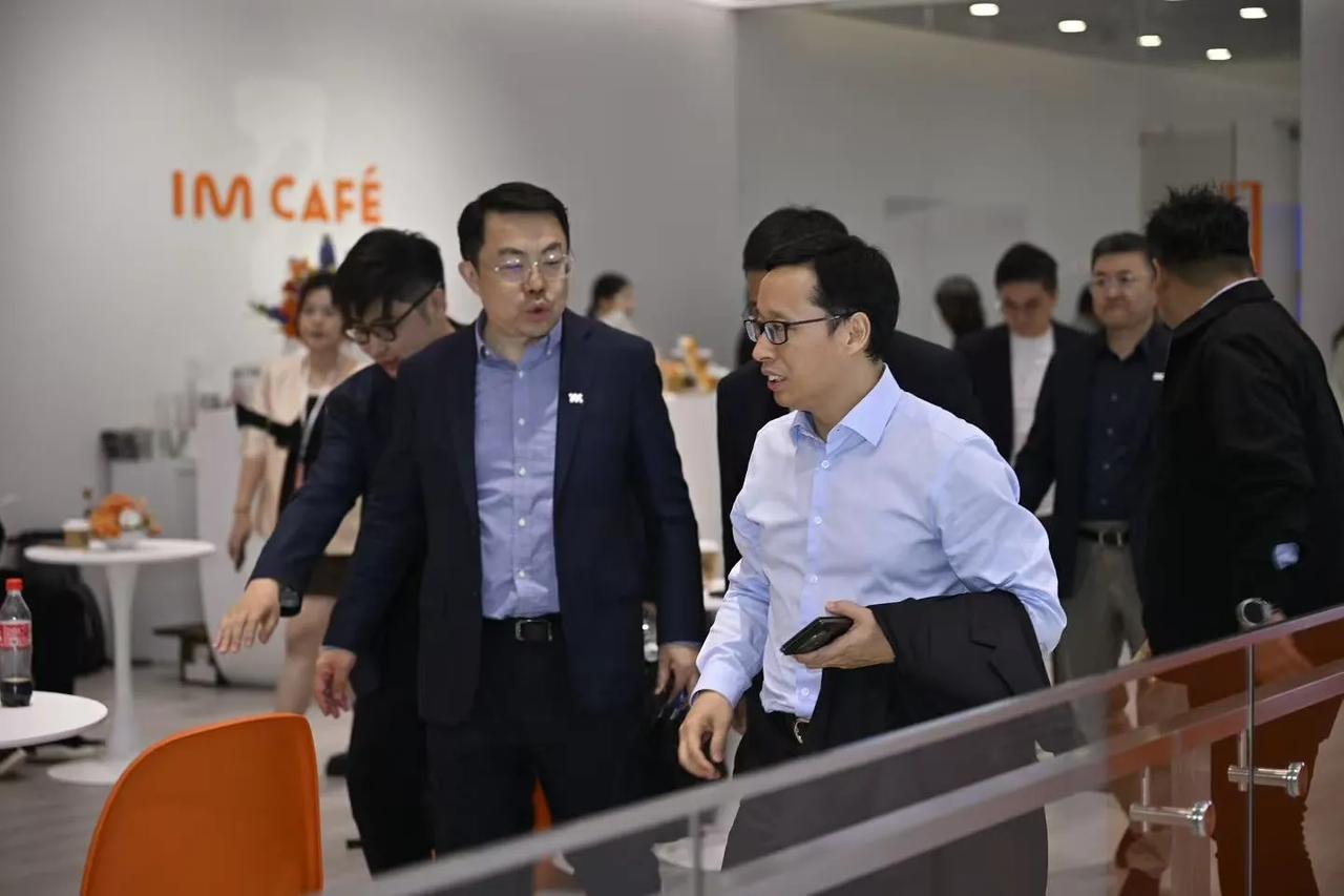 今日上海车展 ，华为车BU CEO靳玉志出现在智己展台，难道是在商议下一步的重要