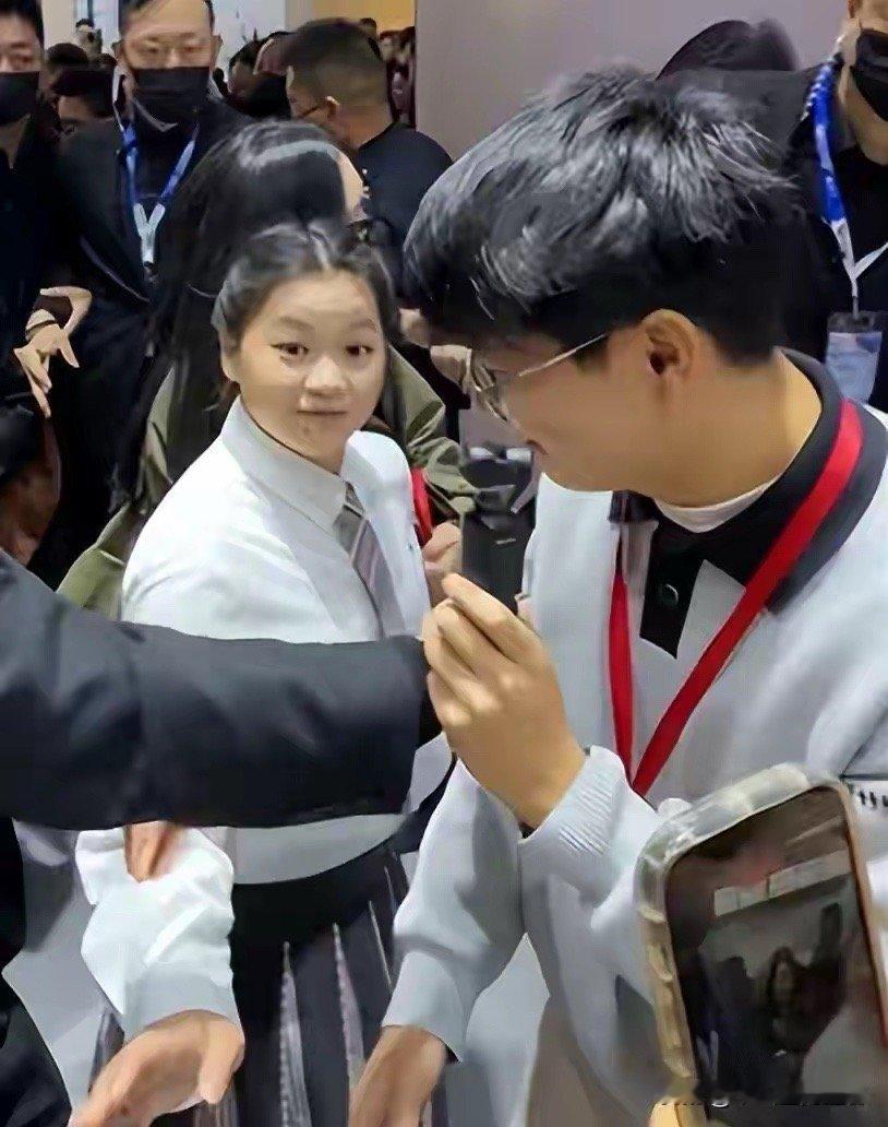 全红婵出席上海活动！穿搭被吐槽，身宽体胖成H型身材，一脸福相 