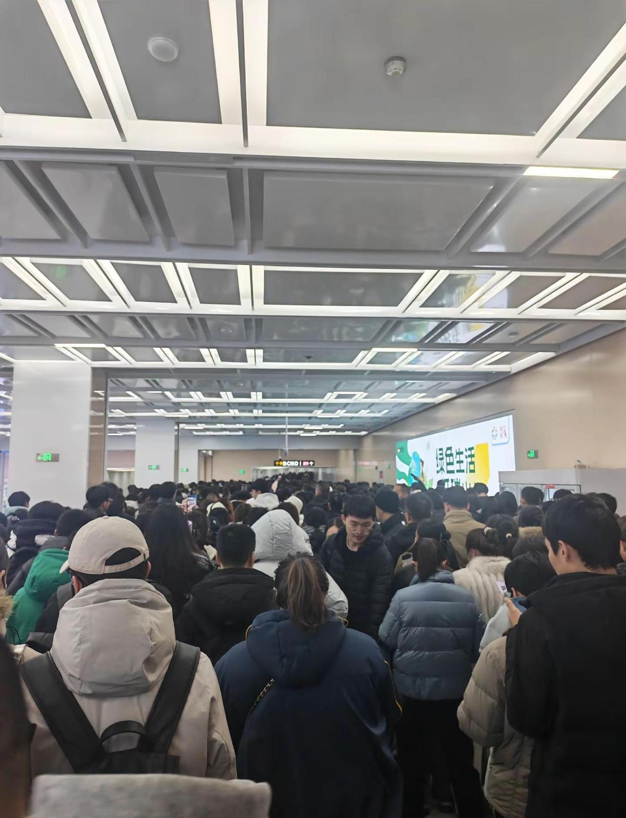 只是过年了，地铁站乌泱泱的人流！