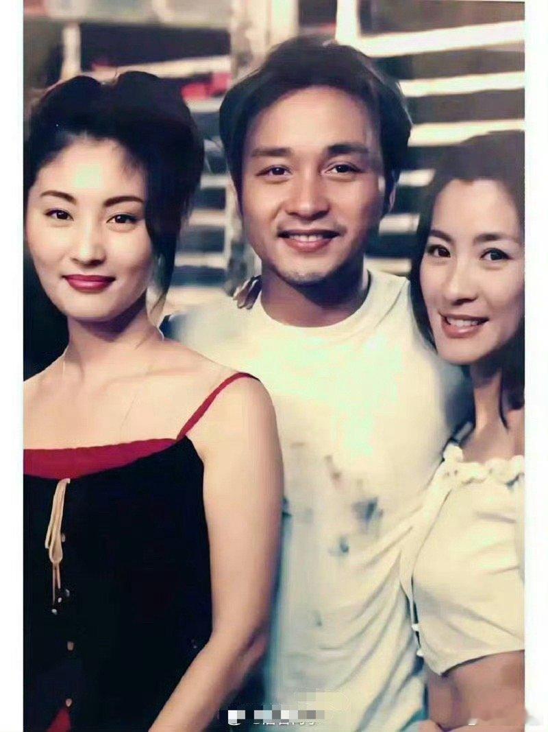 张国荣左边的女生是谁呀，张柏芝吗？感觉很面熟的样子啊 