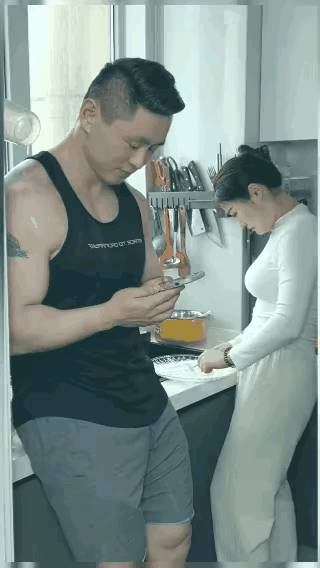 放着真人不亲，
亲手机里照片该打！[发怒]