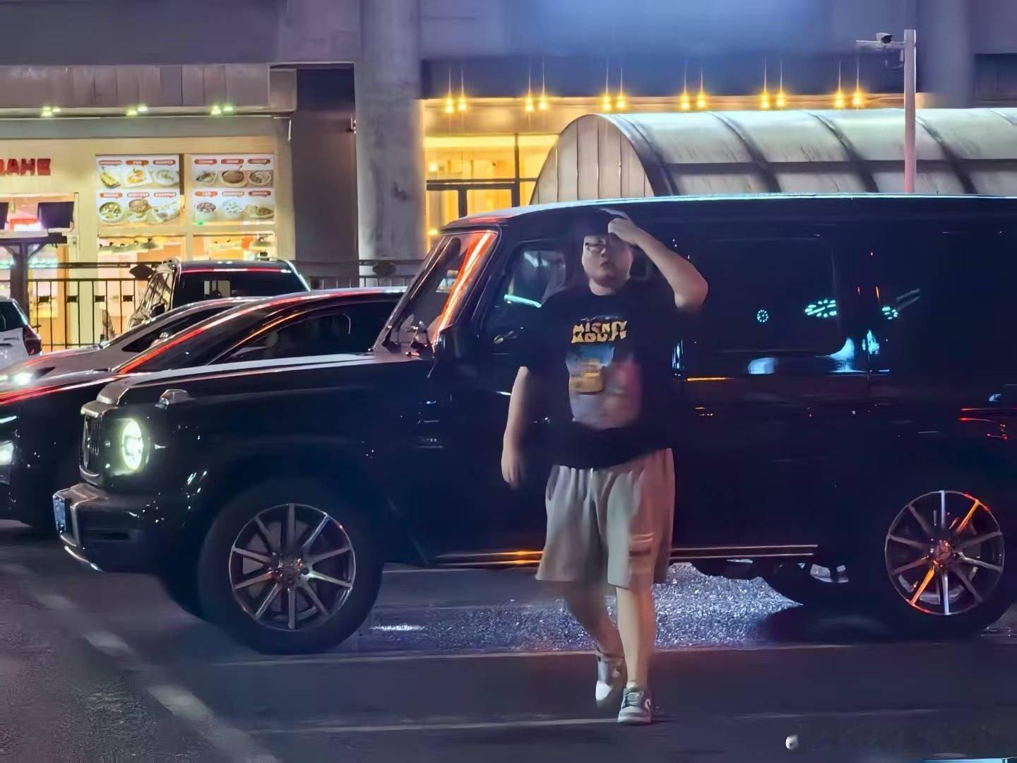 和一起打三角洲的小伙伴吃了顿涮肉他拍照发三角洲群里说这是魏翔北京分翔[允悲][允