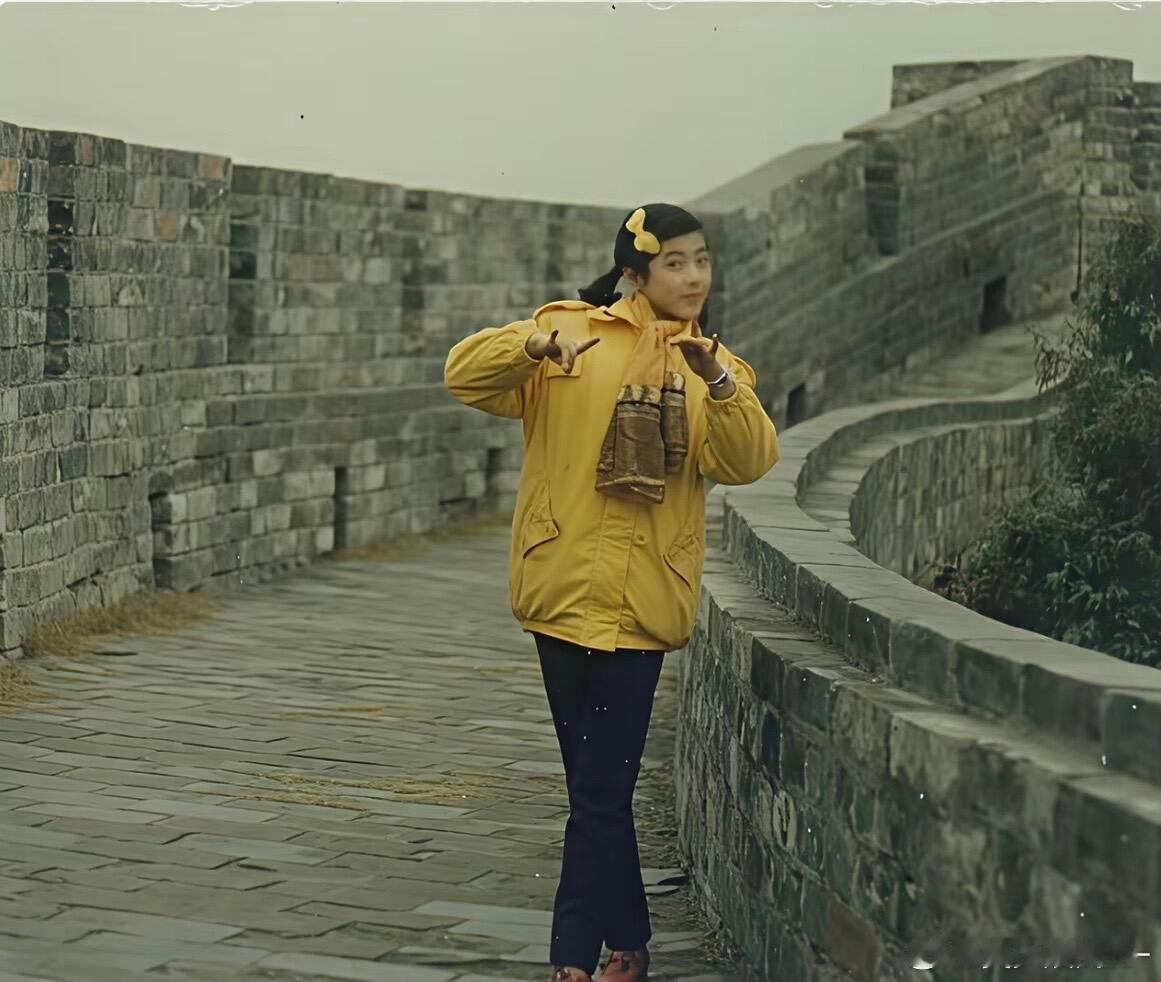 曾黎，从小学戏曲，专攻青衣的她，这表情、手势和站姿，好nice啊。80年代中期，