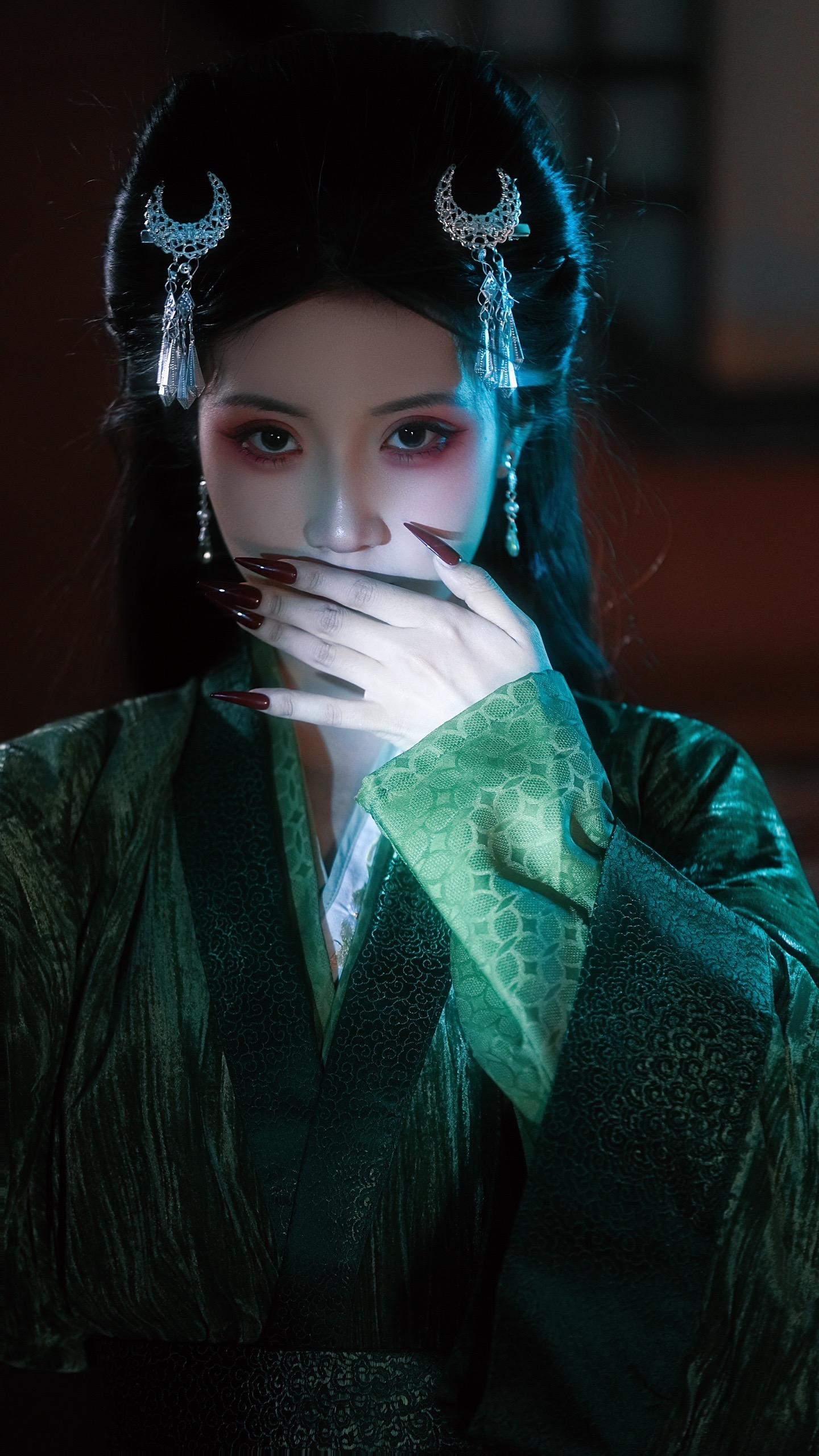露芜衣仿妆。鞠姐！！美出天际！！！浅浅仿上一个妖气版本，太喜欢这套造型啦！！！