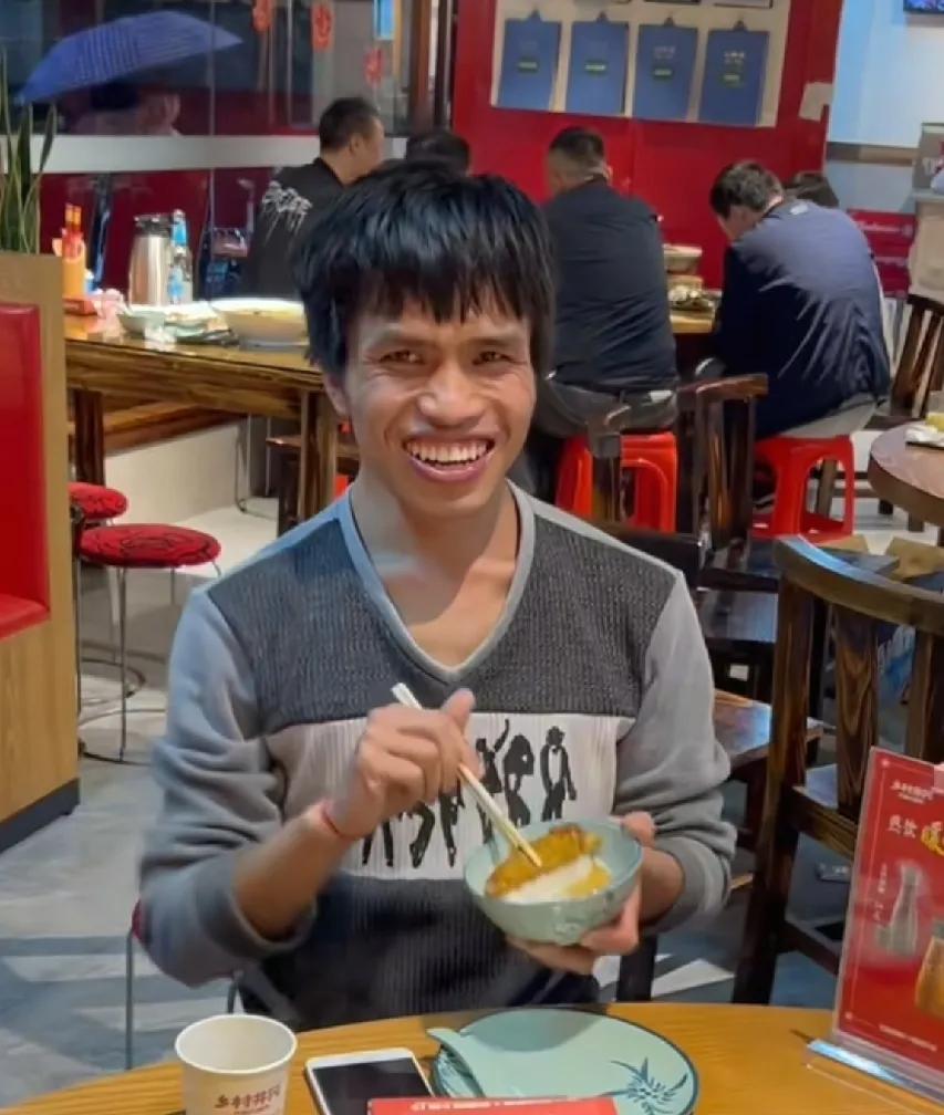 因疾病导致身体僵硬，却总露出魔性的笑容，被网友戏称“老表一笑，生死难料”。
8月