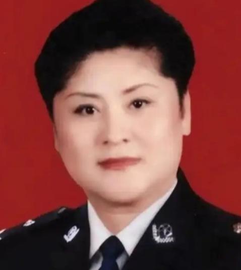 1988年，女警王玉荣结束卧底任务未换警服，遭两名壮汉强行塞进出租车，脖子被歹徒
