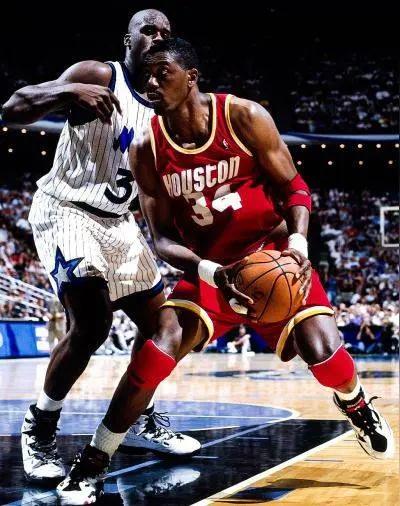 一直搞不懂，怎么好多NBA球星都喜欢找奥拉朱旺学脚步。课那么贵。还不如找个集锦研