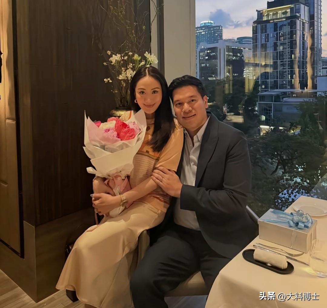 佩通坦发庆祝结婚七周年图文，收到老公礼物很开心，两人吃了烛光晚餐。

3月17日