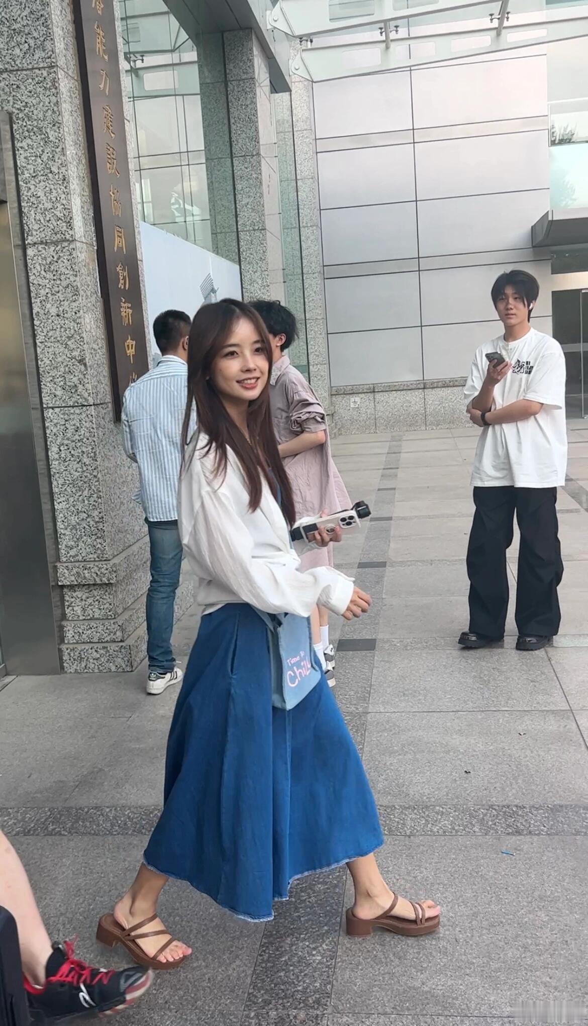 王冰冰 💙 此生要去的100个地方中传路演，冰冰素颜好美[送花花] ​​​