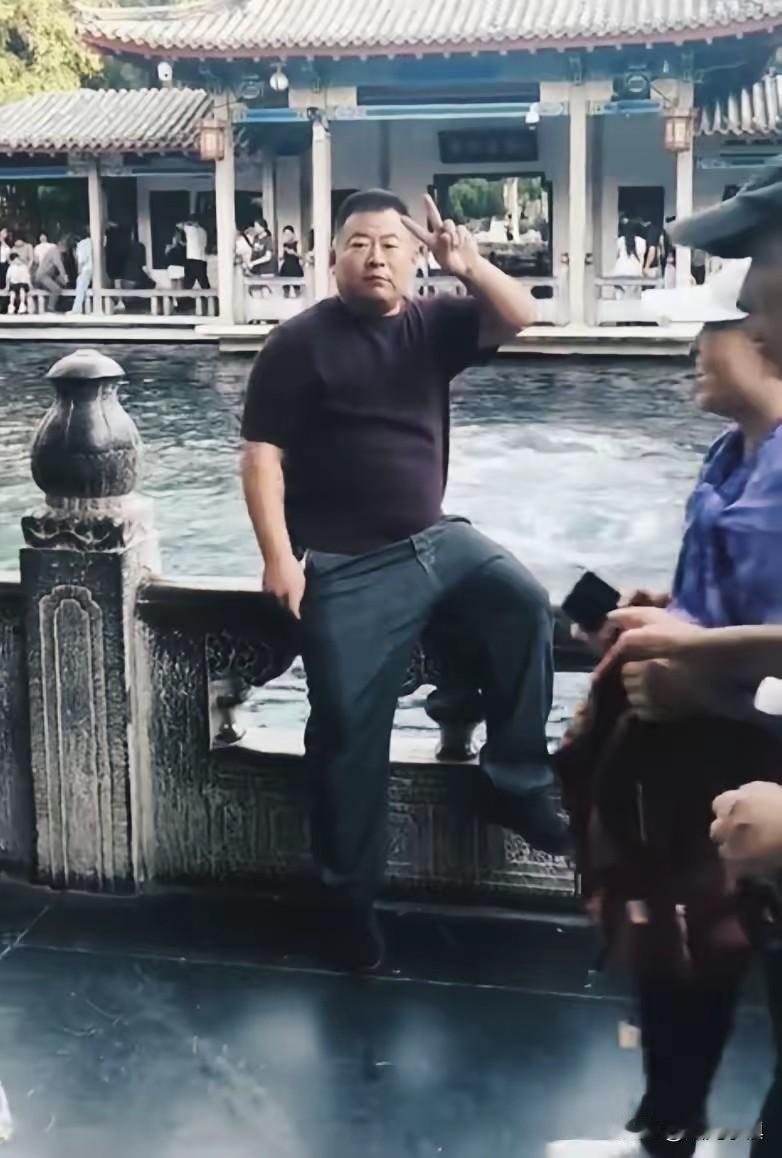 我敢肯定，自从这位先生掉进趵突泉……

以后，掉进各种泉、各种湖的人一定大有人在