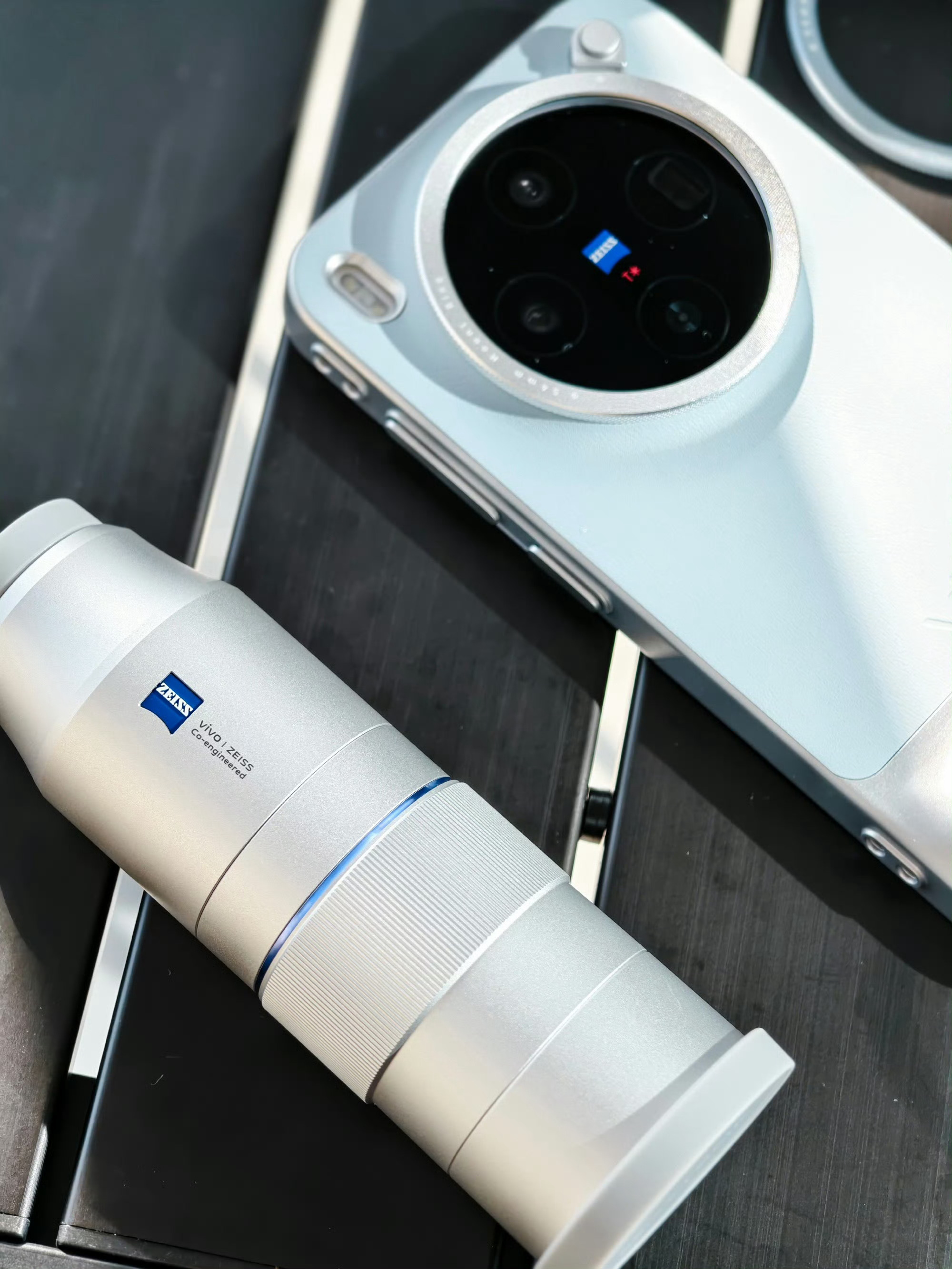 买手机选中端机还是上代旗舰很熟悉的一个问题，虽然买电子产品大部分情况下都是买新不