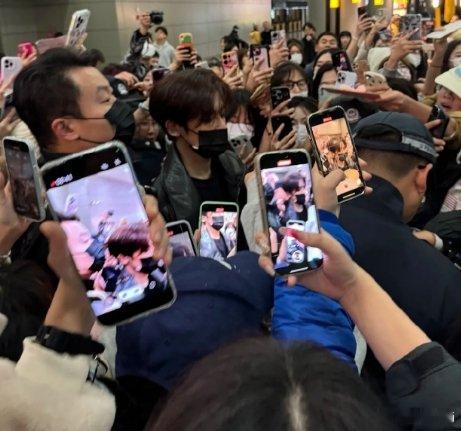 侯明昊成都人气 哇哇大半夜的侯明昊成都人气，成都人民好热情！你们都不睡觉，成都接
