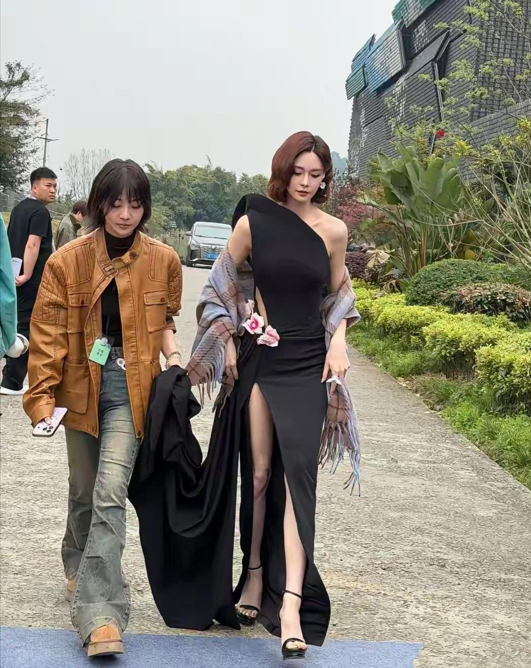 瑰姿艳逸的沈梦辰在四川出席活动被偶遇：镜头中37岁的沈梦辰身穿一袭高开叉黑裙，搭