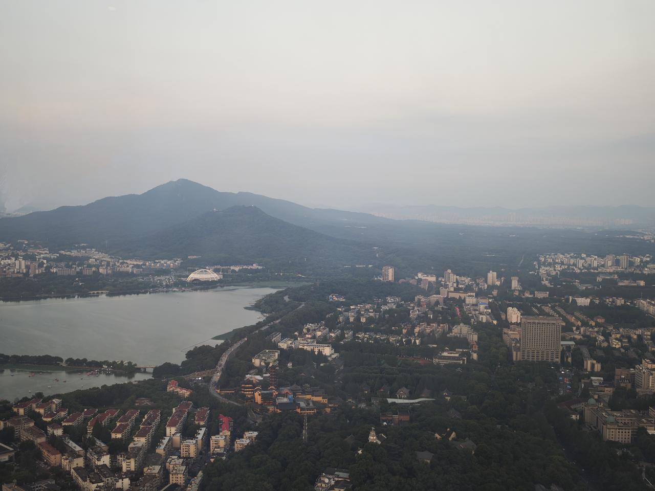 昨日立秋，与家人一起登上石城之颠紫峰，俯瞰金陵城，实有“会当凌绝顶，一览众山小”