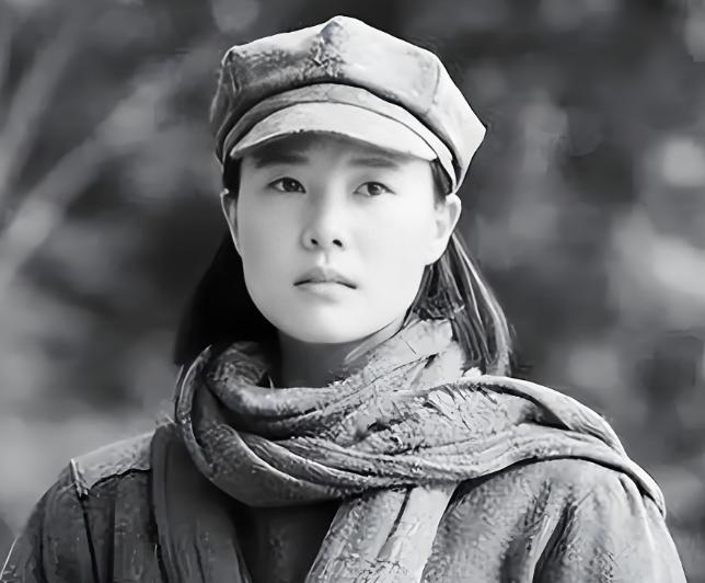 1937年，15岁女红军被敌人抓住，正要被砍头时，一名敌军官走上前捏住她的下巴：