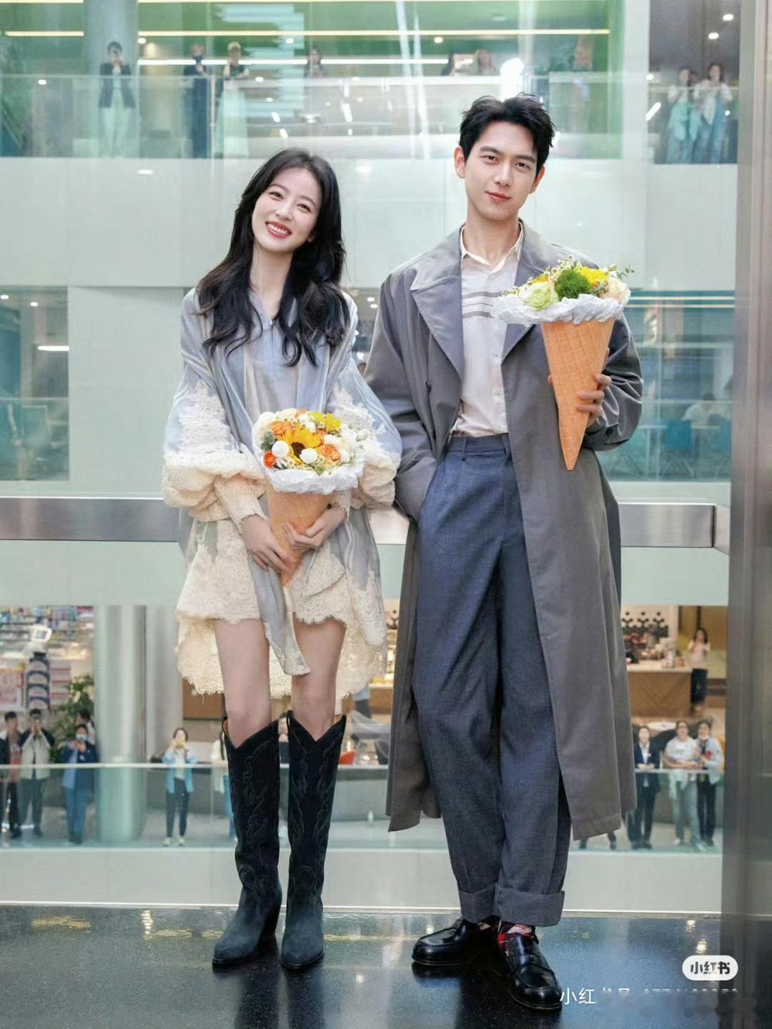 我因为图1去看的《春色寄情人》，剧里好嗑，看完第一遍，第二遍看了cp线（刚才搜图