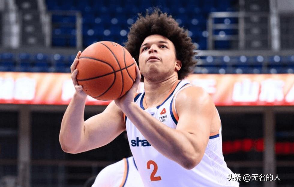 洛夫顿太强了，这怎么可能有伤，26+6+5,五记三分打爆广东




洛夫顿统治