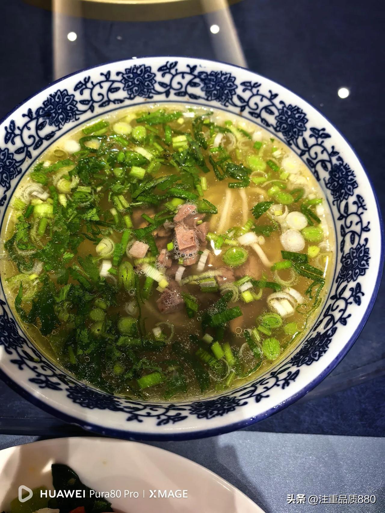 这是我在兰州两个地方吃的“兰州拉面”，谁能评判一下这两碗哪个更正宗？