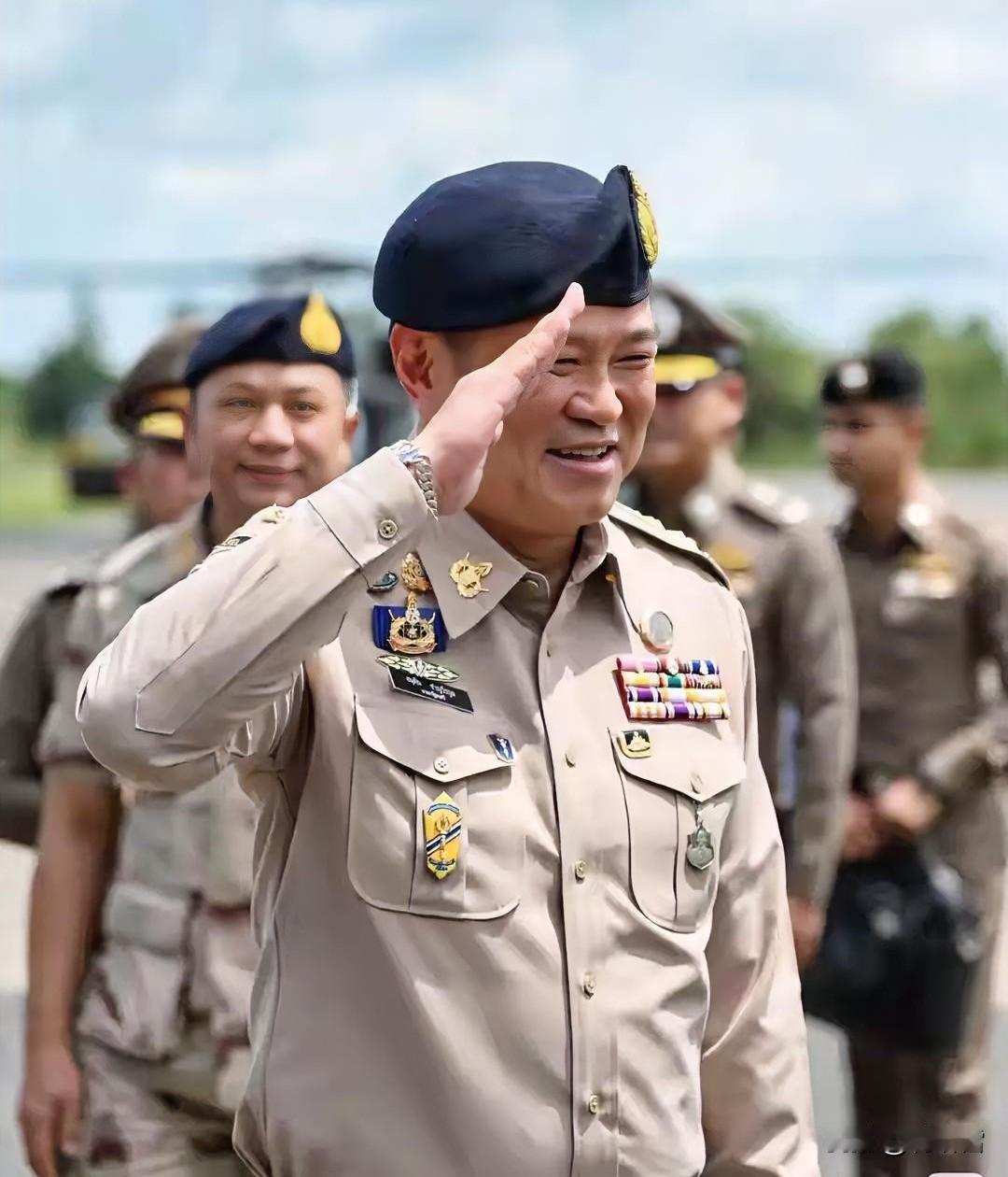 大麻廷心中一定有个军人梦，他特别喜欢穿军装，他曾经是副总理兼内政部长，自然而然就