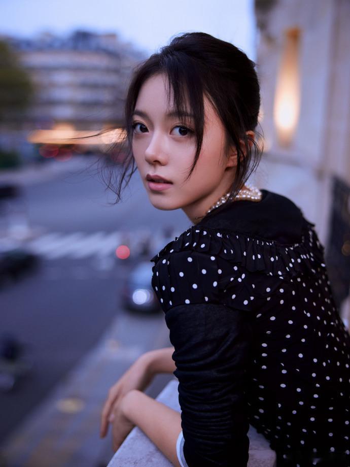 #来看娱乐[超话]##赵今麦方寸间彰显锐意##赵今麦法式波点上衣#  赵今麦身穿