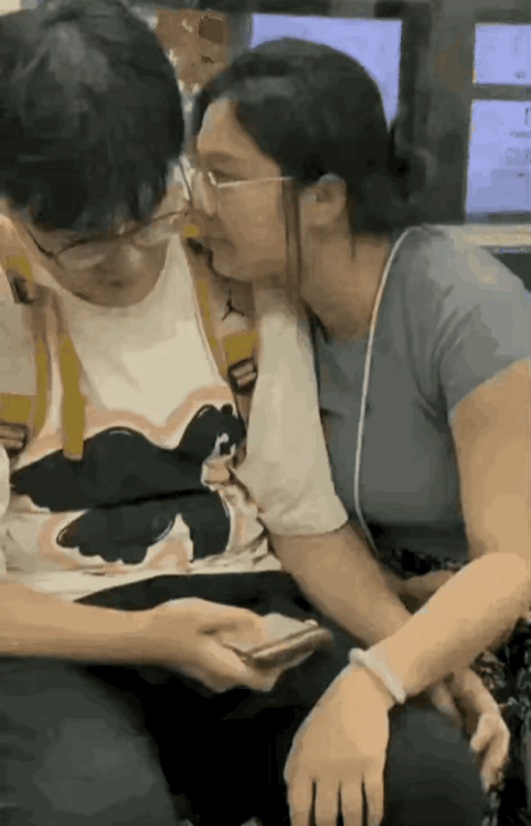 他就差把嫌弃俩字写在脸上，她却依旧一往情深。