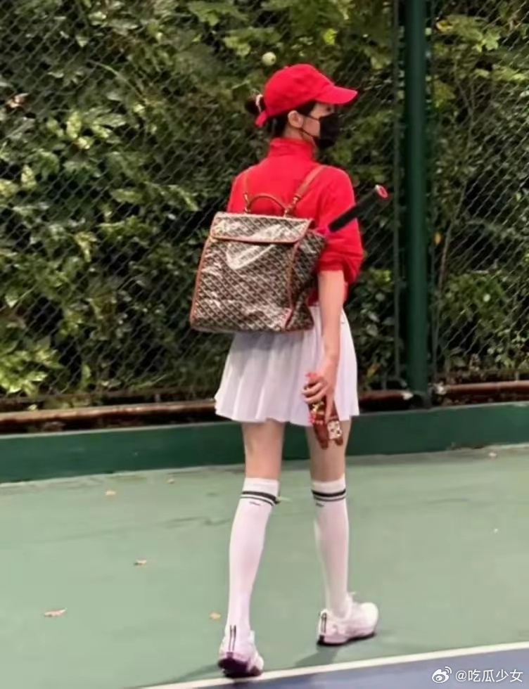 这是41岁的唐嫣41岁唐嫣现身网球场，一身运动服，带着帽子，配上白色运动长筒袜。