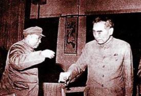[中国赞]1985年，许世友将军卧病在床，趁旁边无人陪护时，用毛巾勒住自己的脖子