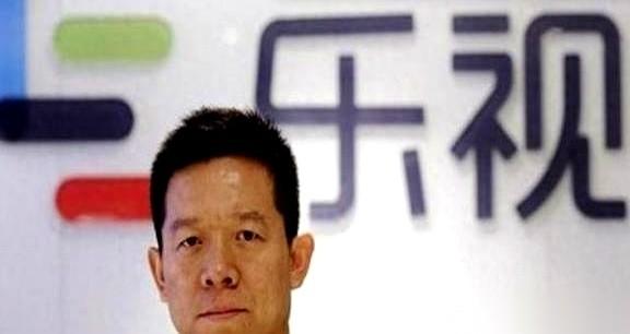 贾跃亭欠着上百亿的债，跑去美国七年没影。
但最炸裂的是，他扔在国内的烂摊子——乐