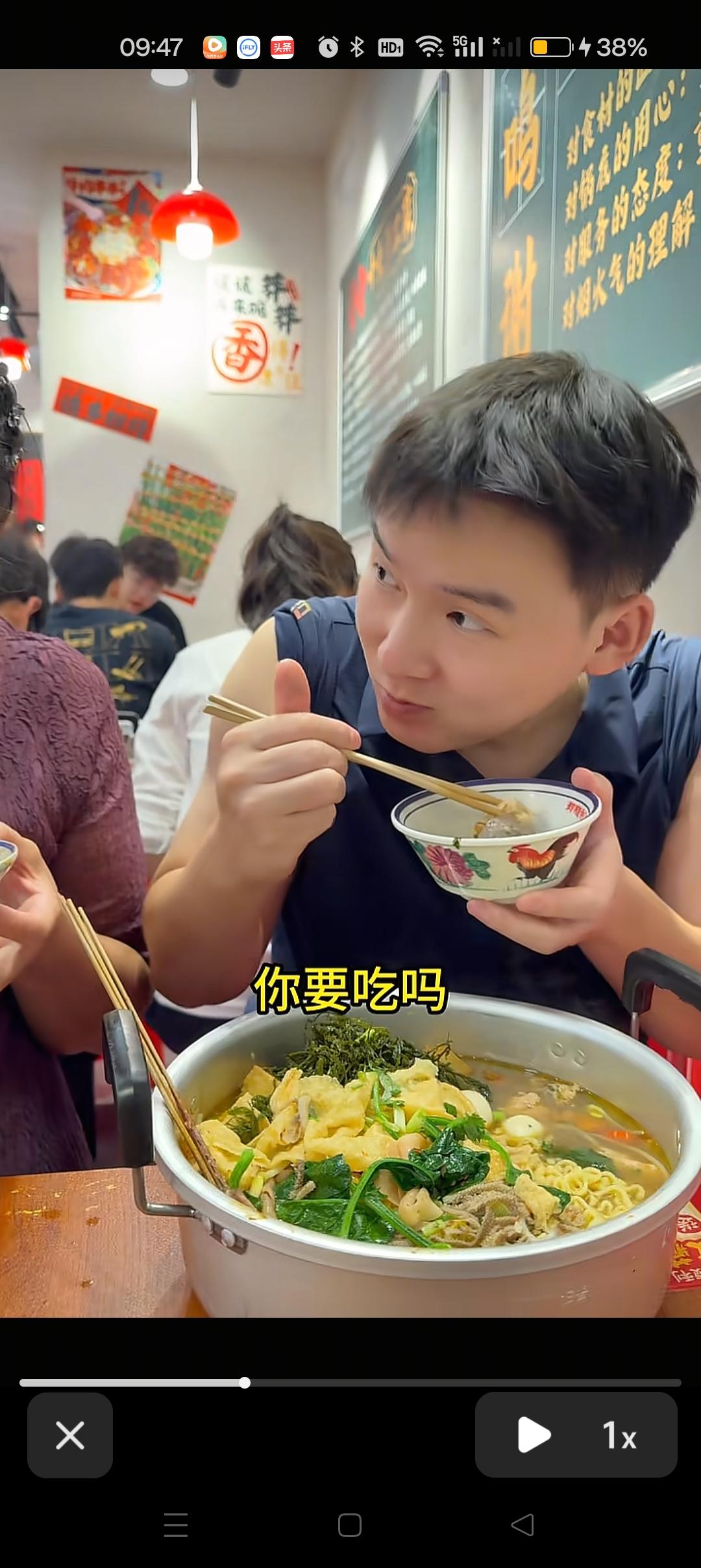 太开心了，终于看到谢浩男娘三同框了😍
许健华和浩男仔仔一起吃麻辣烫！幸福的味道