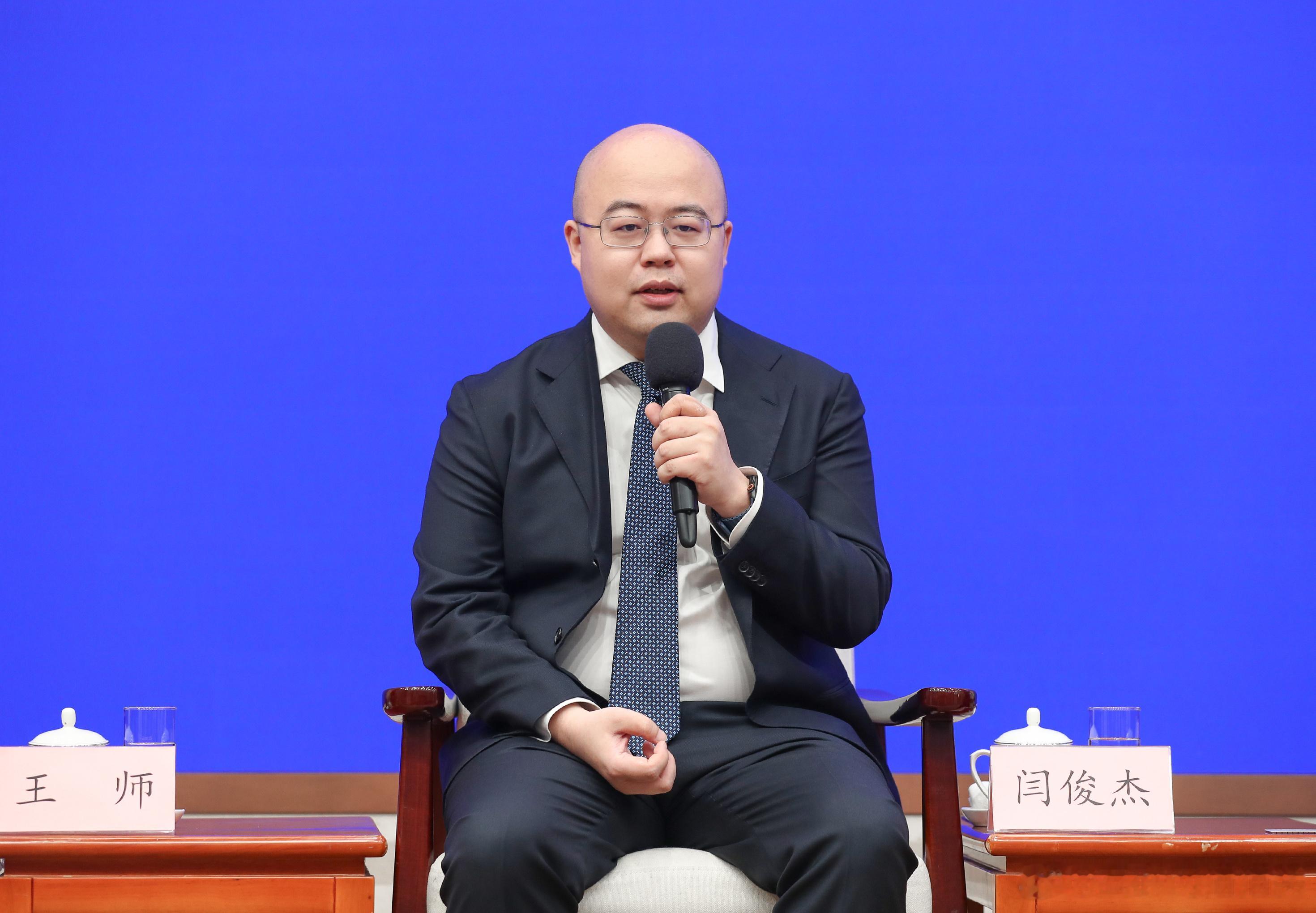 MiniMax创始人兼CEO不再领取薪酬用出让股权、放弃薪酬的诚意留住人才，不靠