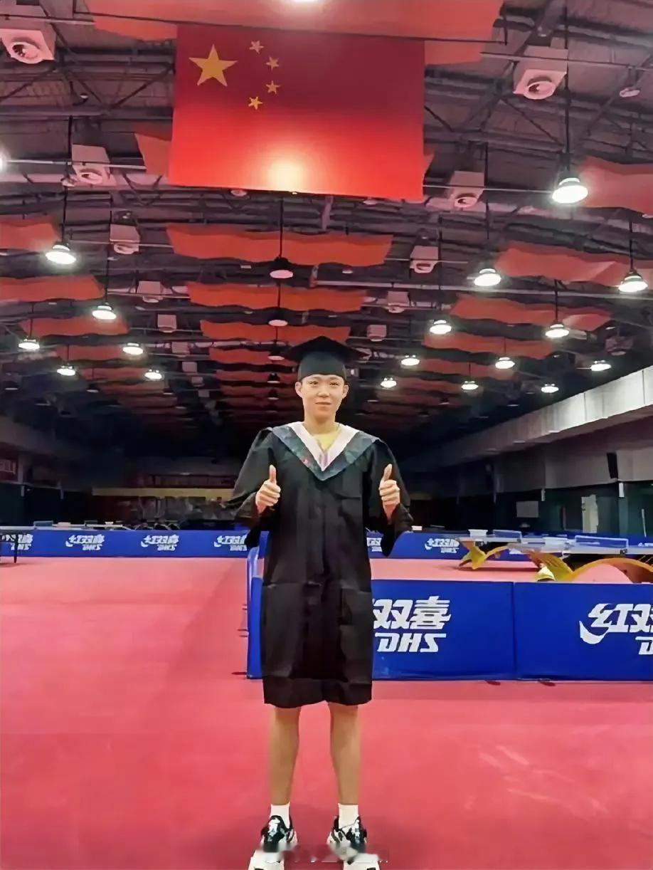 #王楚钦北体大毕业# 毕业了 毕业了王楚钦在北体大毕业了身穿学士服的头头阳光自信